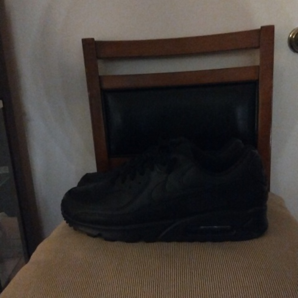 Nike Men's All-Black Athletic Sneakers